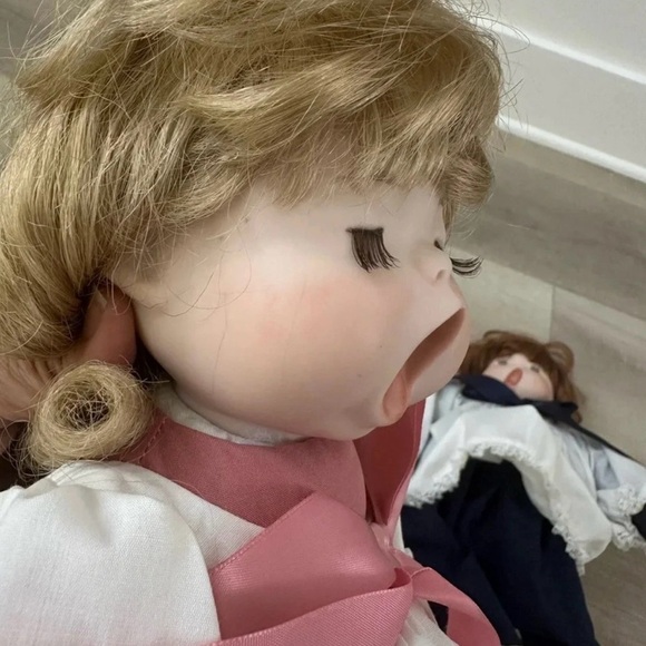 Ancor Open Mouth Choir Dolls
Porcelain Plays Music
Christmas Vintage Rare - Picture 9 of 9